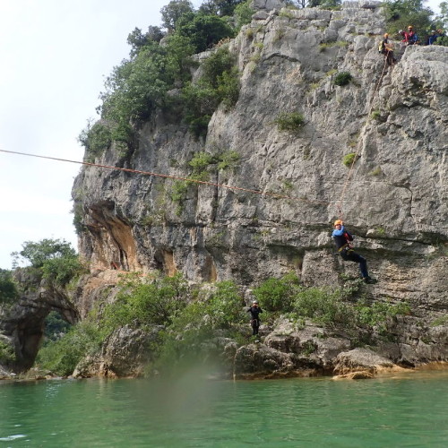 La Tyrolienne Du Canyon Du Ravin Des Arcs Près De Montpellier