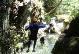 Canyoning Dans Le Caroux Et Un Des Sauts De L'Albès En Occitanie