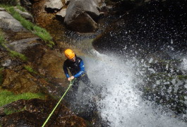 Canyoning En Cévennes Avec De Nombreux Rappels Sous Cascades