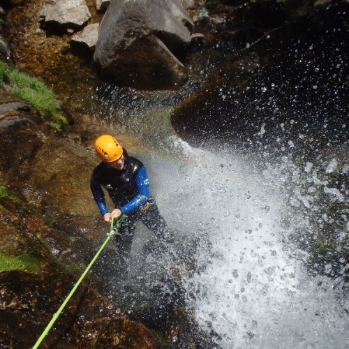 Canyoning En Cévennes Avec De Nombreux Rappels Sous Cascades