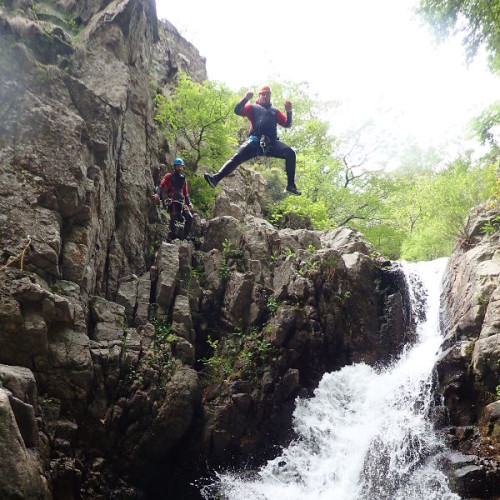 Canyoning Dans Les Cévennes Et Pleins De Sauts Aux Cascades D'Orgon