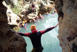 Canyoning Et Saut Au Canyon Du Diable Dans Les Gorges De L'Hérault, Près De Montpellier