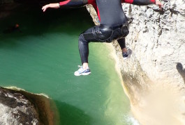 Canyoning Dans L'Hérault Près De Montpellier Au Ravin Des Arcs. Des Sauts à Gogo