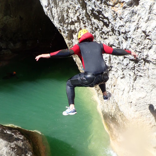 Canyoning Dans L'Hérault Près De Montpellier Au Ravin Des Arcs. Des Sauts à Gogo