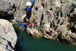 Canyoning Près De Montpellier Au Canyon Du Diable Dans L'Hérault En Occitanie