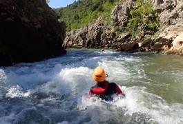 Canyoning Près De Montpellier Au Canyon Du Diable à Saint-Guilhem Le Désert En Occitanie