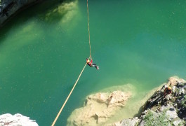 Canyoning Près De Montpellier Dans L'Hérault Avec La Tyrolienne Du Ravin Des Arcs