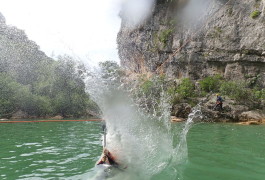 Tyrolienne Splash Dans Le Canyon Du Ravin Des Arcs