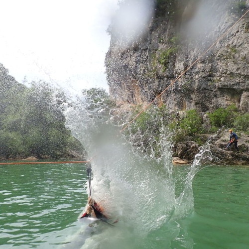 Tyrolienne Splash Dans Le Canyon Du Ravin Des Arcs