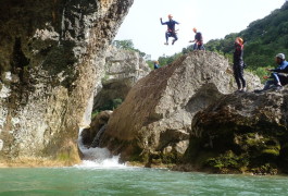 Canyoning Près De Montpellier Au Ravin Des Arcs Avec Entre2nature
