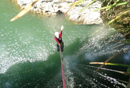 Descente En Rappel En Canyoning En Occitanie, Près De Montpellier Dans L'Hérault