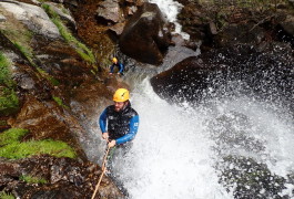 Rappel En Canyoning Aux Cascades D'Orgon Dans Les Cévennes Près Du Vigan