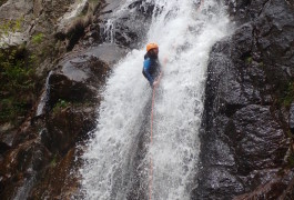 Rappel Sous Cascade Dans L'Orgon En Canyoning Près Du Vigan