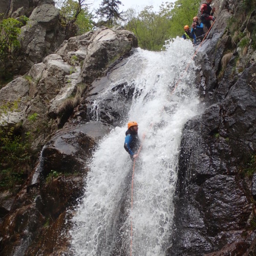 Rappel Sous Cascade Dans L'Orgon En Canyoning Près Du Vigan