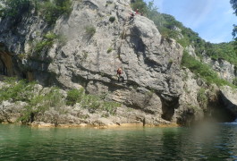 Canyon Du Ravin Des Arcs Et Sa Tyrolienne Splash Près De Montpellier