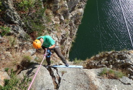 Rappel Dans La Via-ferrata Du Vidourle Près De Nîmes Et Montpellier