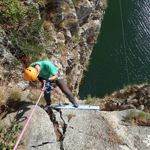 Rappel Dans La Via-ferrata Du Vidourle Près De Nîmes Et Montpellier