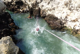 Tyrolienne En Canyoning Au Canyon Du Diable, Près De Montpellier Dans Les Gorges De L'Hérault.