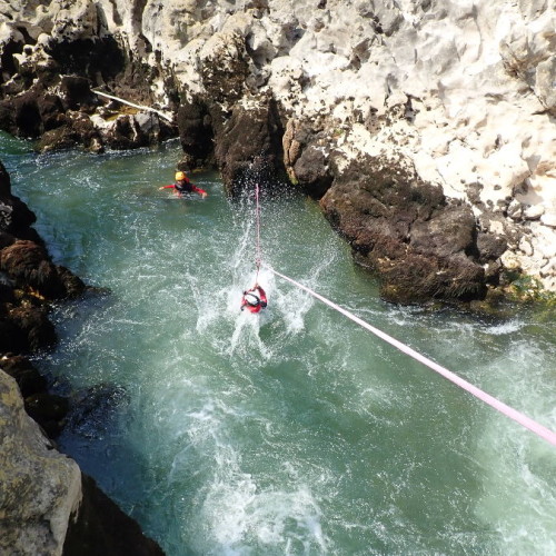 Tyrolienne En Canyoning Au Canyon Du Diable, Près De Montpellier Dans Les Gorges De L'Hérault.