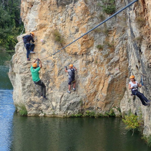 Tyrolienne Et Via-ferrata Près De Nîmes Et Saint-Sériès