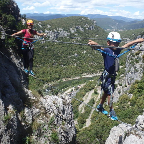 Pont De Singe Dans La Via-ferrata Du Thaurac Près De Montpellier