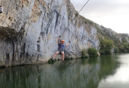 Via-ferrata Et Sa Tyrolienne Au-dessus Du Vidourle Près De Nîmes Dans Le Gard