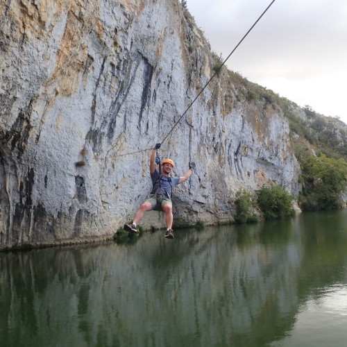 Via-ferrata Et Sa Tyrolienne Au-dessus Du Vidourle Près De Nîmes Dans Le Gard