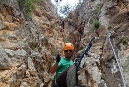 Pont De Singe Dans La Via-ferrata Du Vidourle Près De Nîmes