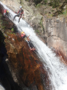 Canyoning au canyon du Rec Grand dans l'Hérault et ses nombreux toboggans