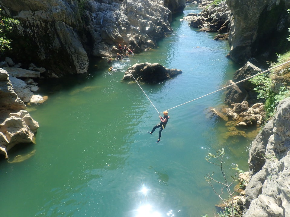 Canyoning près de Montpellier dans les gorges de l'Hérault au canyon du Diable.